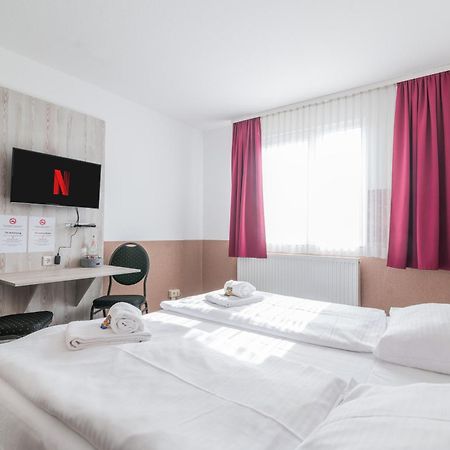 Hotel Cafe Galerie - Smart Tv - Free Parking Garbsen Eksteriør bilde
