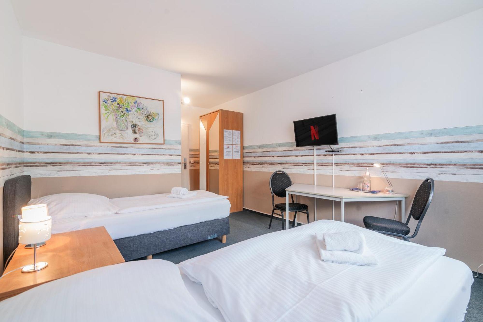 Hotel Cafe Galerie - Smart Tv - Free Parking Garbsen Eksteriør bilde